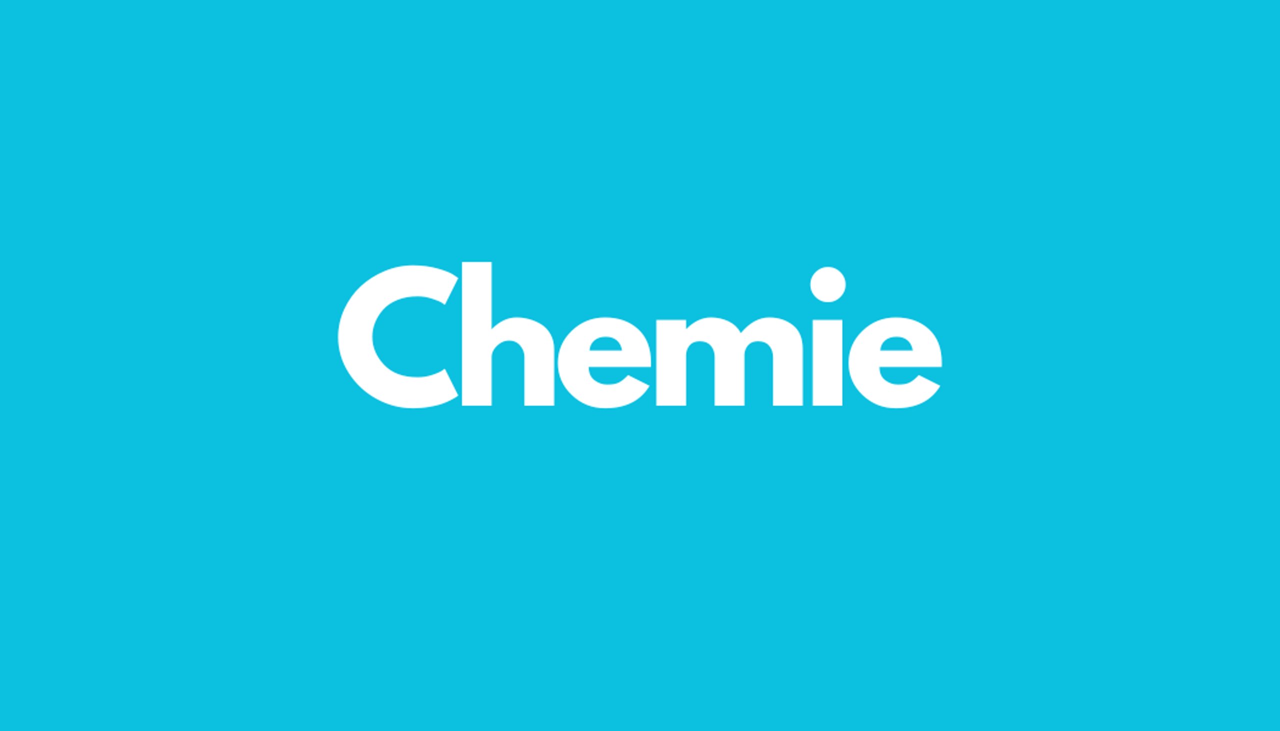 Weißes Wort „Chemie" auf hellblauem Hintergrund.